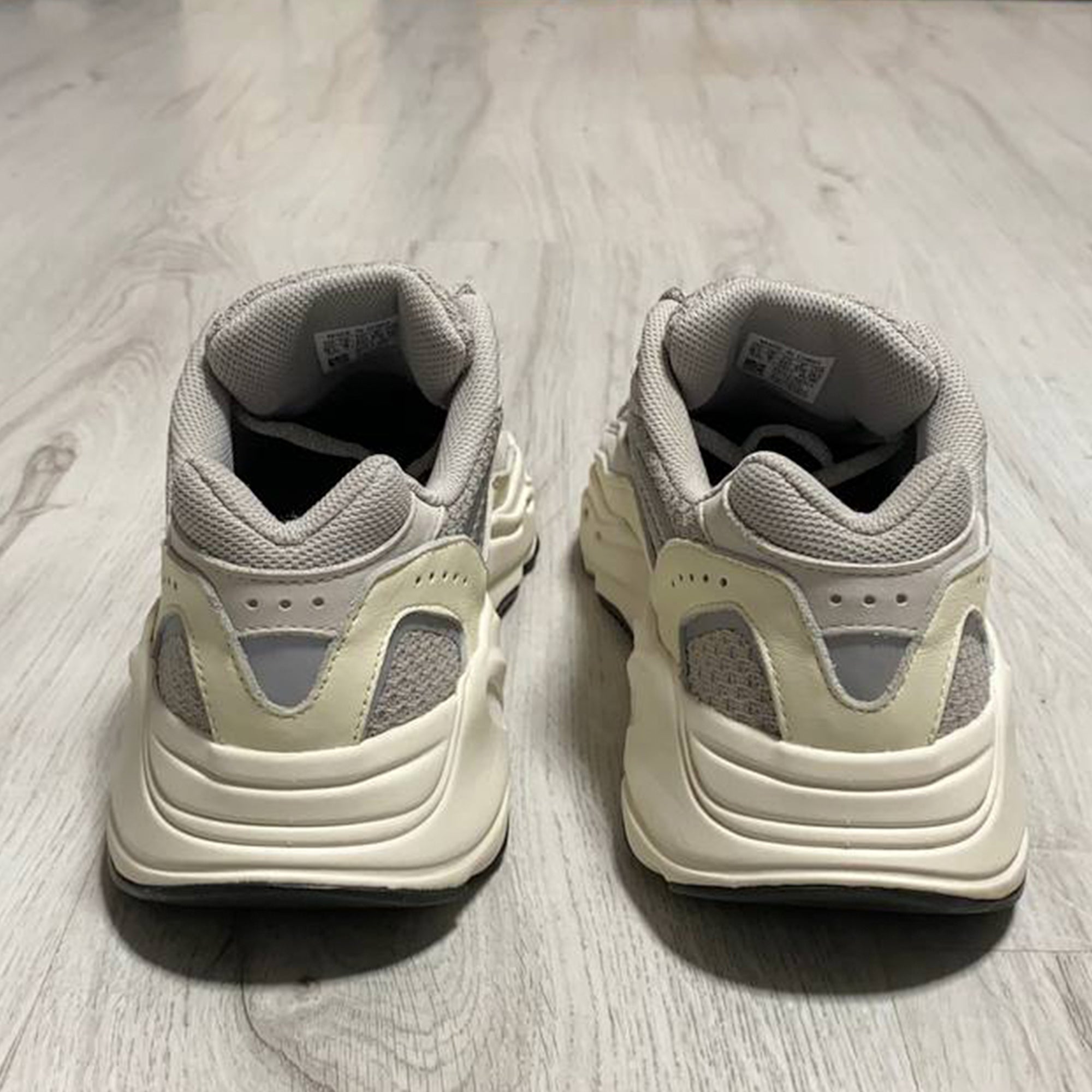 Yeezy 700 best sale v2 grise