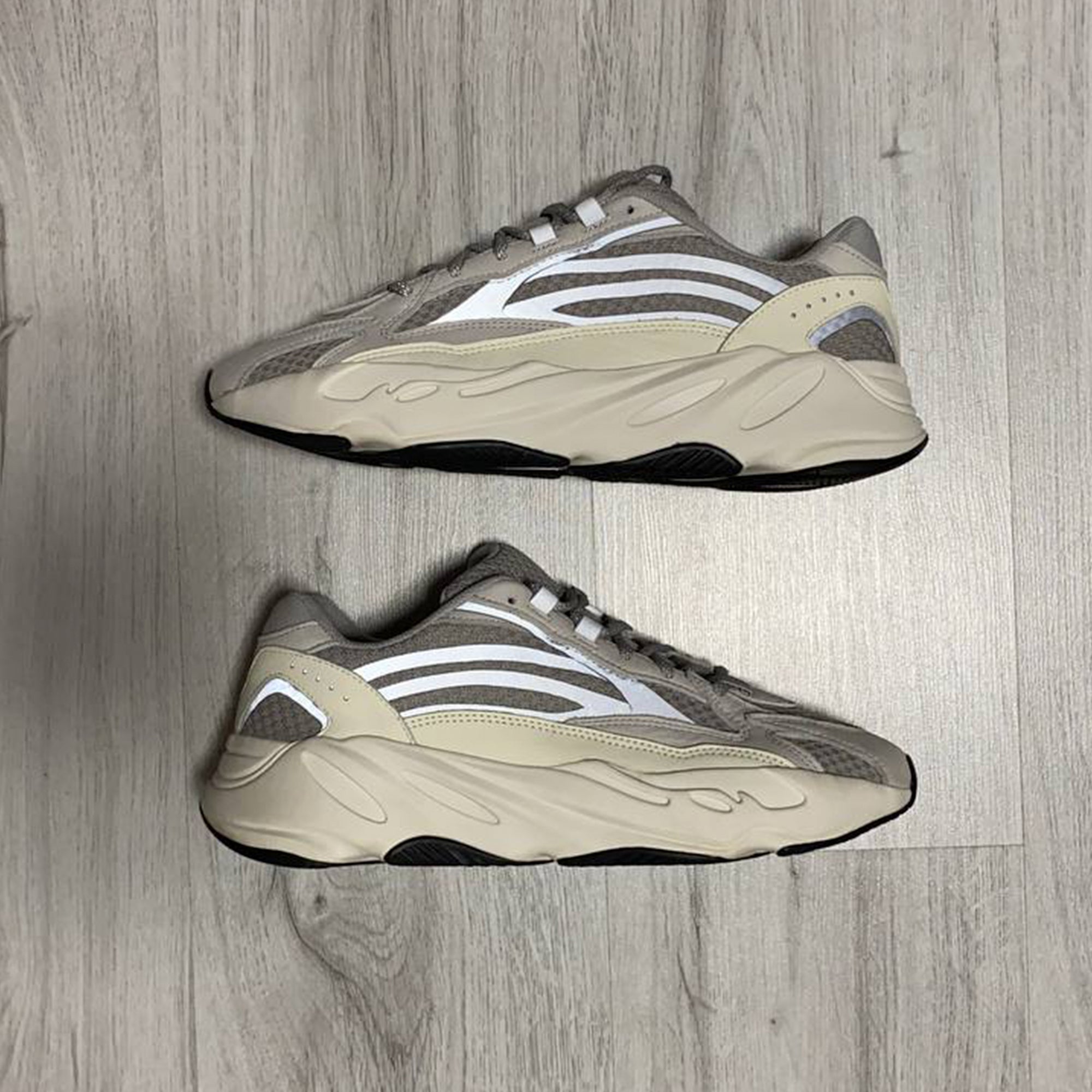 Yeezy 700 best sale v2 grise